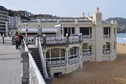 El exterior del Atlético de San Sebastián, literalmente a pie de playa.