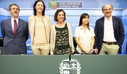 El vicerrector Fernando Plazaolaza (izq.), Cristina Uriarte (centro) y su equipo en la presentación de las ayudas a los centros BERC