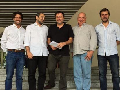 Els representants dels partits en el debat d'ahir, amb el periodista Salvador Cot, al centre.