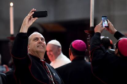 Los obispos mexicanos toman fotografías cuando Francisco llega a una reunión con los miembros del clérigo reunidos en la Catedral de México.