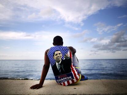 Un joven cubano sentado en el malec&oacute; de La Habana con una camiseta de Obama. 
 