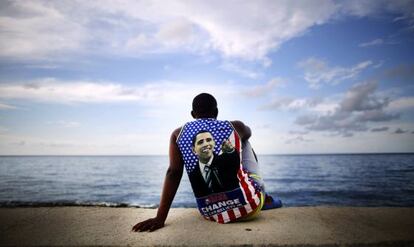 Um jovem cubano sentado em Havana com uma t-shirt de Obama.