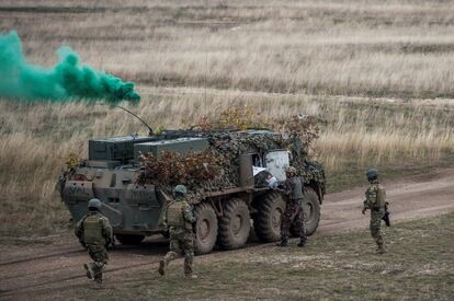 Soldados practican movimientos estratégicos durante un ejercicio militar de la Fuerza Terrestre Multinacional (MLF, por sus siglas en inglés), cerca de Gyulafiratot (Hungría).