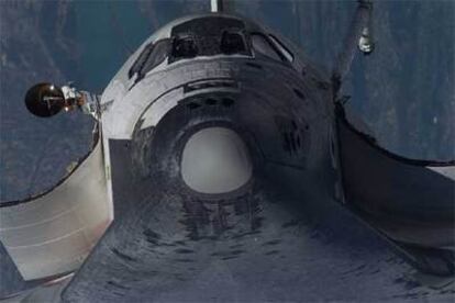 El morro del <i>Discovery,</i> fotografiado ayer desde la estación espacial.