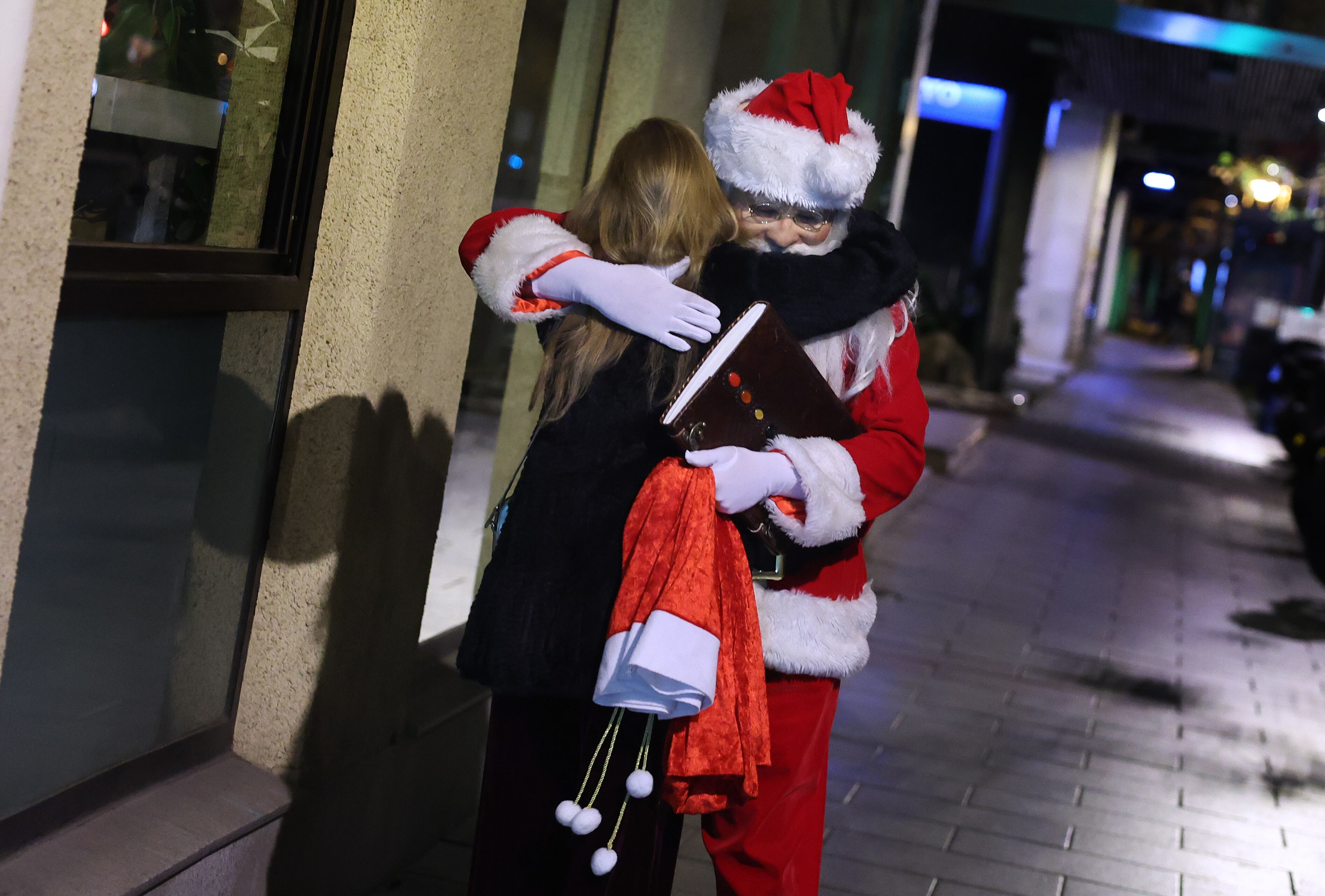 Susana Aboy abraza al Papá Noel Víctor este martes, antes de entrar en el piso.