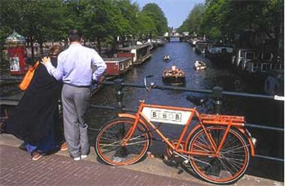 Unas 600.000 bicicletas circulan por las calles y puentes de Amsterdam. En la fotografía, vista del canal de Prinsengracht.