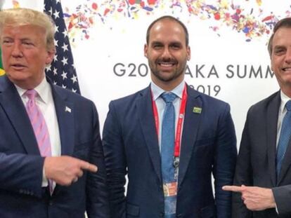 Eduardo ao lado do pai e de Trump, no encontro do G20, em foto publicada por ele em seu Instagram.