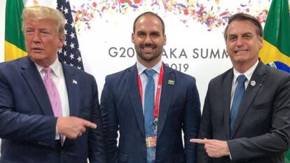 Eduardo ao lado do pai e de Trump, no encontro do G20, em foto publicada por ele em seu Instagram.