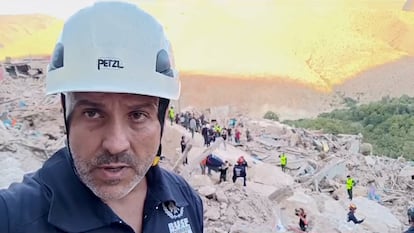 El presidente de Bomberos Unidos Sin Fronteras, durante sus labores de rescate de este lunes en las zonas más afectadas por el terremoto en Marruecos, en una imagen facilitada por él mismo.