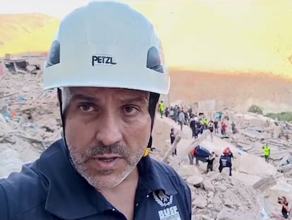 El presidente de Bomberos Unidos Sin Fronteras, durante sus labores de rescate de este lunes en las zonas más afectadas por el terremoto en Marruecos, en una imagen facilitada por él mismo.