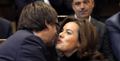 Sáenz de Santamaría y Puigdemont durante la de toma de posesión de Urkullu.