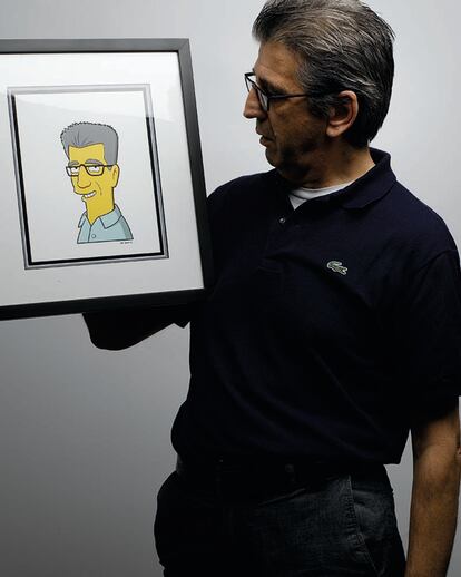Juli Soler con la caricatura que le dibujó Matt Groening.