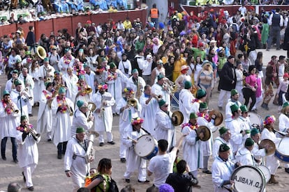 Entre el 20 y el 25 de febrero se celebran en Tolosa (Gipuzkoa) <a href="https://turismo.euskadi.eus/es/agenda/carnavales-de-tolosa/aa30-12375/es/" target="">los carnavales más multitudinarios del País Vasco</a>. Arrancan el Ostegun Gizena (Jueves Gordo), con la lectura del pregón y el <i>txupinazo</i>, y siguen el Viernes Flaco, con un espectáculo protagonizado por los vecinos del pueblo; Zaldunita bezpera (el sábado), con tamborradas; el domingo, con todo el mundo en la calle vestido en pijama y zapatillas; y el lunes (Astelenita) y el martes (Asteartita), con desfiles de carrozas, disfraces, música y baile. Oficialmente el carnaval terminan esa medianoche, aunque al domingo siguiente, de Piñata (Piñata Igandea), las comparsas y charangas vuelven siempre a la calle.