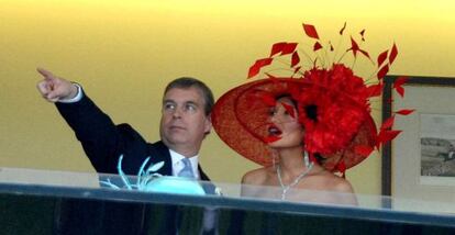 Andr&eacute;s de Inglaterra y Lady Goga, en el hip&oacute;dromo de Ascot.