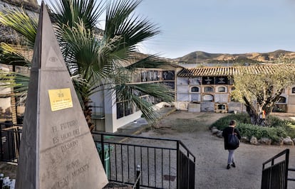 Entrada al cementerio civil de Buñol, con un obelisco piramidal homenaje a los hermanos masones fallecidos, presidido por el símbolo masónico del ojo que todo lo ve.