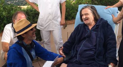 Nobuhiro Suwa, con sombrero, en el rodaje de 'El león duerme esta noche' con Jean-Pierre Léaud