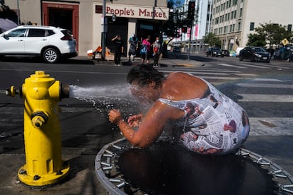 Una mujer se refuerza en Skid Row