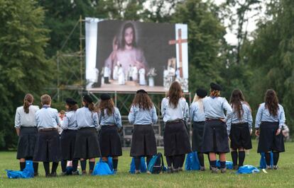 Peregrinos atienden la misa de apertura de la Jornada Mundial de la Juventud 2016, en Cracovia, Polonia, el martes 26 de julio. Durante toda la semana se realizarán diversas actividades culturales, además de la visita del papa Francisco.