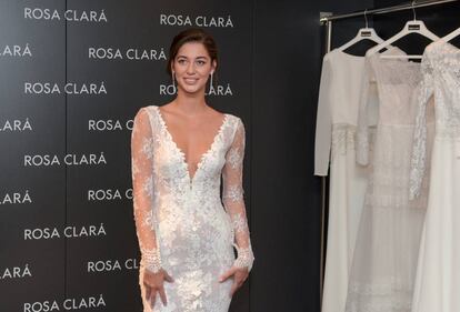 Mariana Downing amb un model de Rosa Clará.