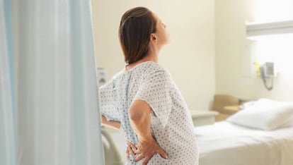 Una mujer embarazada, en la habitación de un hospital.