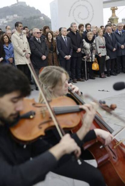 Músicos interpretan un adagio en el homenaje a las víctimas.