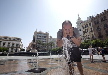 La ola de calor continuará en la Península y Baleares hasta el lunes o el martes, salvo en el valle del Guadalquivir, donde hará mucho calor, pero las temperaturas serán las habituales para esta época del año. En la imagen, un hombre se refresca en una fuente de la plaza de Las Tendillas de Córdoba.