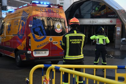 Bomberos en el exterior de la estación de Sol, este miércoles.