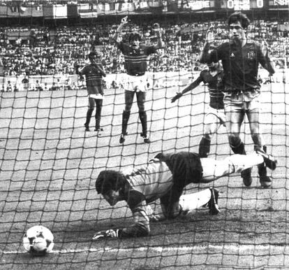 El balón con el que se jugó la Eurococopa de 1984 era casi idéntico al que se utilizó en la Liga un año más tarde. En la imagen, Arconada observa cómo la pelota se cuela en la portería tras su fallo en la final del campeonato ante Francia.