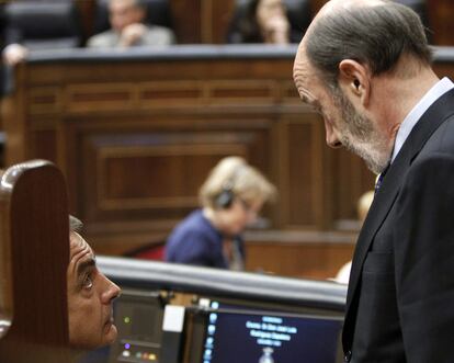 El presidente del Gobierno, José Luis Rodríguez Zapatero, conversa con el candidato del PSOE a la Presidencia del Gobierno, Alfredo Pérez Rubalcaba, al inicio hoy del pleno en el que se debate la proposición de reforma del artículo 135 de la Constitución, acordada por PSOE y PP para limitar el déficit público.