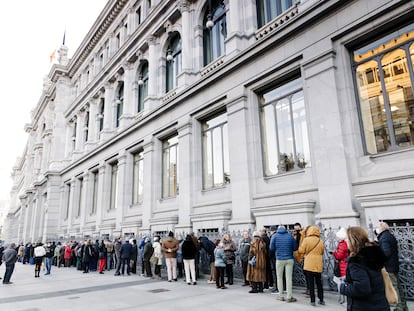 Cola en el Banco de España para comprar letras del Tesoro el pasado febrero.