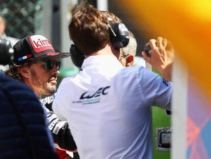 Alonso conversa con los ingenieros de Toyota en Spa.