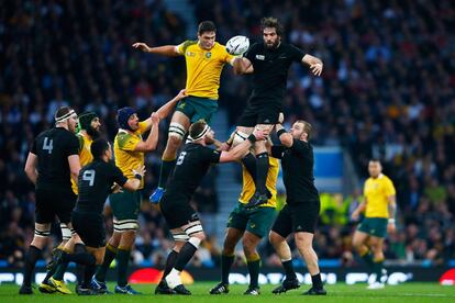 Sam Whitelock, de Nueva Zelanda, gana el 'lineout' durante la final ante Australia.