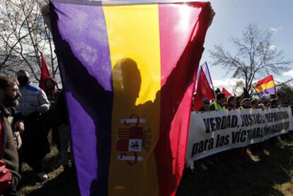 Partidarios de la memoria muestran la bandera republicana.