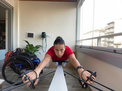 La nadadora paralímpica, de 44 años y la española más laureada de la historia con 26 medallas olímpicas, se entrena en su casa de Zaragoza durante el confinamiento por la crisis del coronavirus, el 16 de abril de 2020.