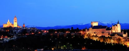 Vista nocturna de Segovia con la Catedral y el Alcázar al fondo