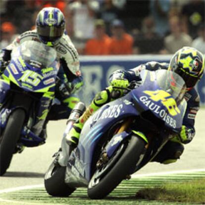 Rossi, por delante de Gibernau, durante el Gran Premio de Holanda.