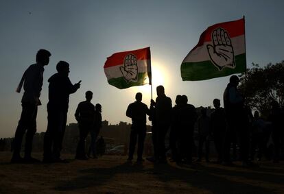 Seguidores del Partido del Congreso tras un mitin electoral dirigido por su vicepresidente, Rahul Gandhi, en Nueva Delhi, India.