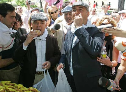 Los candidatos socialistas a la Comunidad de Madrid y a la Alcaldía, Rafael Simancas y Miguel Sebastián, respectivamente, también han acudido a la pradera vestidos de chulapos, con la tradicional parpusa en sus cabezas y un pañuelo blanco del PSOE al cuello. Los dos han paseado entre los puestos de rosquillas del santo: las listas, las tontas y las de Santa Clara. Sebastián ha comprado "dos docenitas" a Simancas, tras lo que ha recordado al aspirante a presidente que el próximo año esperaba que invitase él.