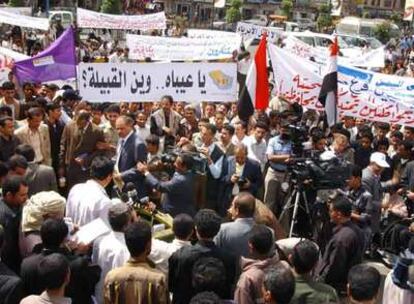 Cientos de yemeníes muestran su solidaridad con los turistas españoles atacados el lunes en una manifestación contra el terrorismo ayer en Saná.