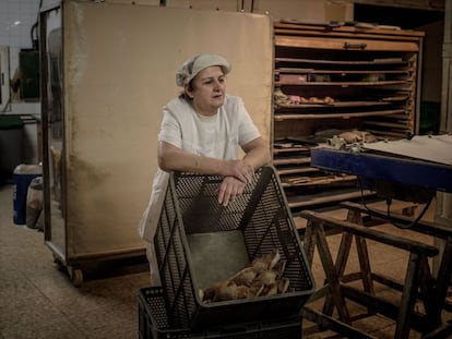 Otro pueblo de la comarca de Molina y el Alto Tajo es Rillo de Gallo (78 habitantes), donde Martina Mateo, de 54 años, tiene un horno de pan que lleva junto a su hija. Desde aquí, reparten el pan con su furgoneta a los pueblos de la zona. Muchos de sus clientes son octogenarios, o casi, y si no les llevan las barras les costaría mucho ir a comprarlas. La Mateo, que es como la conocen, sabe que para que funcione el negocio tienen que moverse, que ir a buscarlo. Ellas tienen, además, una panadería en el centro de Molina de Aragón, aunque consideran su furgoneta como otro despacho de pan. El reparto de los domingos lo comparten con otra panadería de Marachón, así, por lo menos, libran dos domingos al mes. La hija de Martina ha hecho cursos de panadería en Madrid, se ha formado en nuevos sabores y técnicas, pero ve difícil ponerlo en práctica en este lugar donde "manda" lo tradicional.