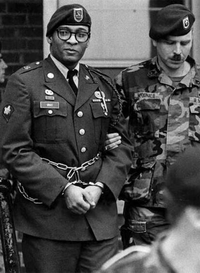 Ronald Gray, con cadenas y esposas, en abril de 1988.