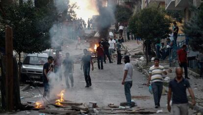 Manifestantes protestan en Estambul tras los primeros ataques. 