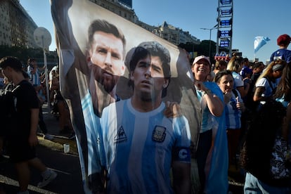 Una aficionada en Palermo, lleva una bandera con Messi y Maradona, los dos dieces más famosos de la selección argentina.