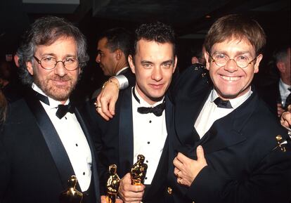 Steven Spielberg, Tom Hanks y Elton John en la fiesta post-Oscars de este último en 1993.