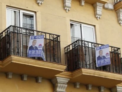Anuncios en un edificio de la calle Modesto Lafuente de Madrid.