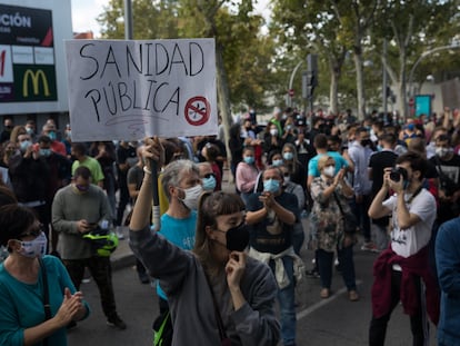 Concentración este domingo frente a la Asamblea de Madrid, contra las medidas de restricción en las zonas sanitarias.