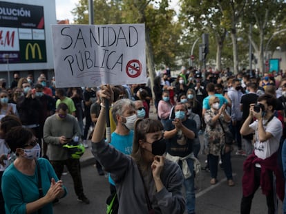 Concentración este domingo frente a la Asamblea de Madrid, contra las medidas de restricción en las zonas sanitarias.