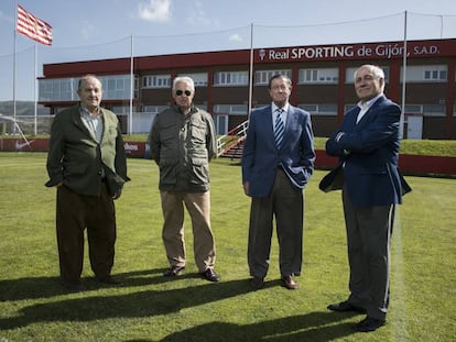 Cuatro directivos del Sporting de Gijon fundadores de la Escuela de fútbol de Mareo, que cumple 40 años. De izqda. a dcha. Antonio Miguel Diaz, Roerto Entrialgo, Manuel Vega Arango y Antonio Mortera.