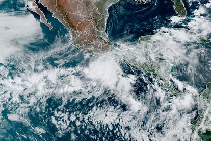 Imagen satelital del huracán Agatha acercándose al suroeste mexicano, el 29 de mayo de 2022.