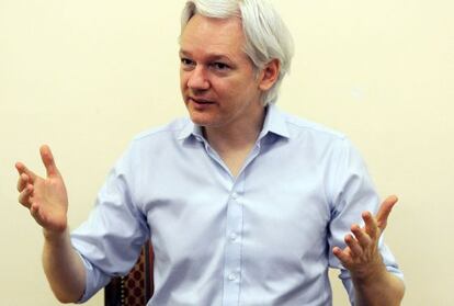 Julian Assange atiende a los medios en la embajada de Ecuador en Londres, el pasado junio.